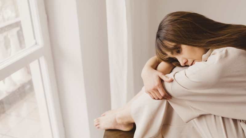 moteris-eiskanti-bendrystes-rysio-kaune-jogos-studijoje-sporte